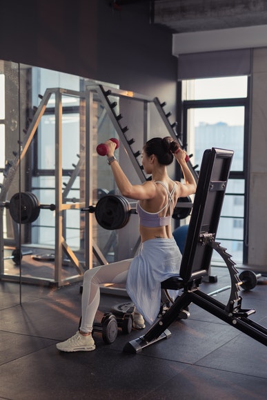 En kvinna som tränar på gym